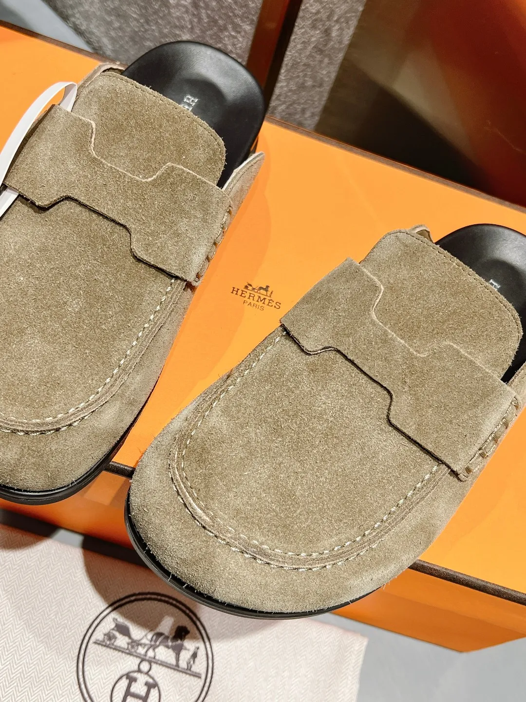 [H Family Hermès] P: 520💰 Size: Male 39-44 (45 customized) Female 35-40 (41 customized) HERMES Hermès' latest couple's cute Birkenstock slippers. Summer really needs versatile slippers. They look good no matter how you match them. They have a casual and high-end feel. The comfort is also great. They are paired with a variety of colorful socks. They are trendy. Hermès 2023 new half slippers are high quality. ●Upper: imported cow suede ●Inner lining: imported sheepskin ●Foot pads: imported mixed sheepskin ●Outsole: Tpu non-slip and wear-resistant outsole